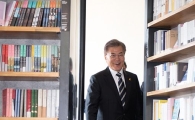 文, 홍석현과 회동…"외교·안보 인식 같아"