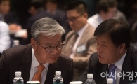[포토]이야기 나누는 이진복·황영기