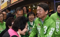 [포토]시장 상인들 만나는 안철수 후보