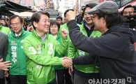 [포토]시민들과 악수 나누는 안철수 후보