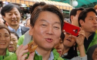 [포토]남대문 도넛츠 먹는 안철수