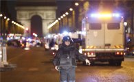 프랑스 파리 샹젤리제 거리서 총격전…경찰 2명 부상