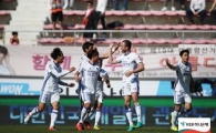 '매튜 멀티골' 수원, 강원 꺾고 7경기 만에 시즌 첫 승