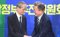 [포토]악수하는 문재인-한승헌
