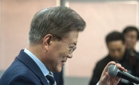 [포토]마이크 바로 잡는 문재인 후보