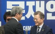 [포토]반갑게 인사 나누는 문재인·유홍준