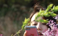 ‘예비엄마’ 박하선, 라일락 꽃 사이로 청초한 미모 발산