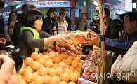 [포토]딸기구입하는 김미경 교수