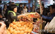 [포토]딸기구입하는 김미경 교수