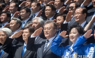 [포토]문재인, '국민들께 거수 경례'