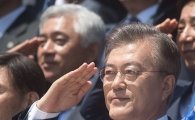 [포토]거수경례하는 문재인