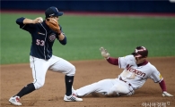 [포토]병살 수비 시도하는 두산 최주환