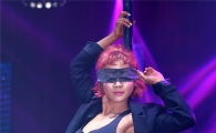 [포토]노진솔, '눈 가리고 폴댄스'