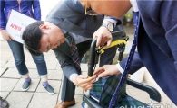 광주 광산구 비아청년회, 마을 어르신에게 실버카 전달
