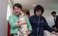 [포토]유기견 꼭 안은 안철수 후보