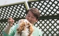 [포토]동물에게 먹이주는 안철수 후보