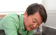 [포토]유기견 목욕시키는 안철수 후보