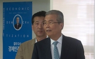 [포토]회견장 들어서는 김종인