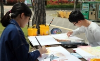 함평나비축제장서 그림 삼매경에 빠진 학생들