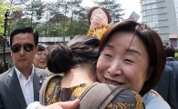 [포토]지지자와 포옹하는 심상정 후보