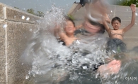 [포토]'물 속으로 풍덩'