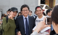 [포토]지지자들과 사진찍는 유승민 후보