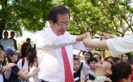 [포토]홍준표 후보, '장난꾸러기네'