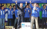 文 어버이날 법정공휴일 공약…"5월8일, 가족 모여 이야기 나눌 수 있어야"