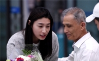 [포토]김연경 귀국, '아버지의 환영 꽃다발'