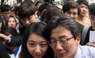 [포토]지지자들과 사진찍는 유승민 후보