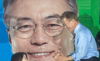 [포토]딸 다혜 씨에게 카네이션 받는 문재인