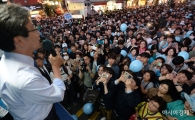 [포토]유승민 명동 유세 '인산인해'