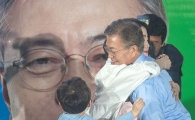 [포토]깊은 포옹 나누는 문재인 후보와 딸 다혜 씨