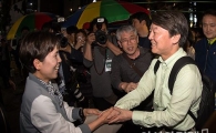[포토]지지자들과 인사하는 안철수 후보