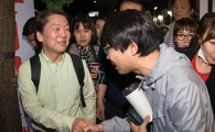 [포토]젊은 유권자 만나는 안철수 후보