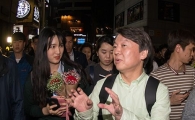 [포토]안철수, 홍대에서 마지막 뚜벅이 유세