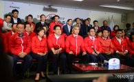 한국당, 출구조사 결과에 '침통'…"수개표하라" 지지자 항의(종합)