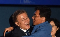[포토]당선축하 인사 나누는 문재인-안희정