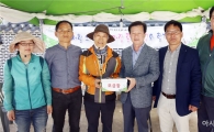 다향대축제장에서 운영한 ‘다향골책방’수익금 보성군장학재단에 기탁
