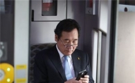 KTX 보조좌석에 앉은 이낙연…"누구처럼 차 끌고 역까지 오진 않겠다"