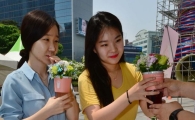 [포토]시원한 음료수도 마시고 향긋한 꽃향기도 맡고 