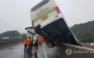 진주서 빗길 버스 사고로 22명 부상 