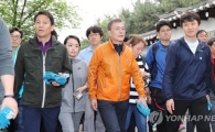 文 대통령, 취임 후 첫 주말 '마크맨'들과 북악산 산행(종합)