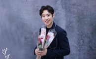 영화 '박열' 이제훈, 로즈데이 기념 '꽃을 든 남자' 인증샷
