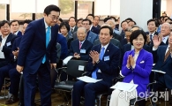 [포토]박수 받는 전병헌 신임 민정수석