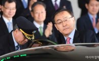 [포토]차에 오르는 김수남 검찰총장 