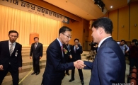 [포토]참석자들과 악수하는 김수남 검찰총장 