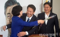 [포토]임종석 비서실장에게 장미꽃 받은 추미애 대표