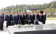 전남대 정병석 총장 등 구성원 ·총동창회,  국립5·18묘지 합동 참배