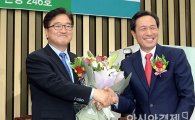 [포토]꽃다발 받은 우원식 신임 원내대표